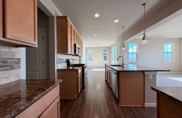 Exceptional Executive Rental with Panoramic Views & Premium Finishes Gallery 4