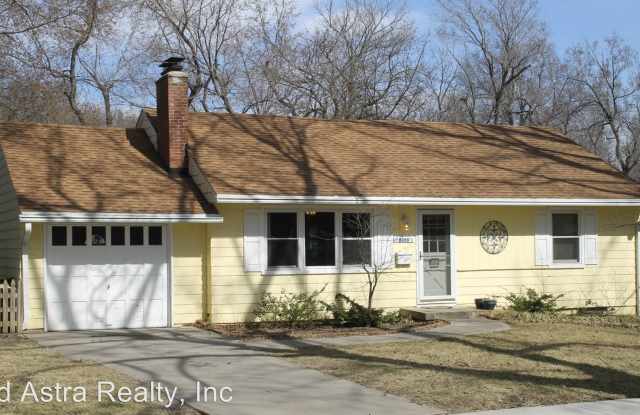 5008 W 72nd St - 5008 West 72nd Street, Prairie Village, KS 66208