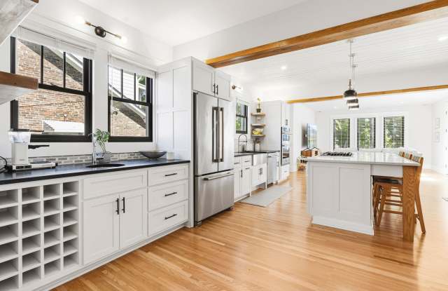 Luxury Downtown Home Gallery 4