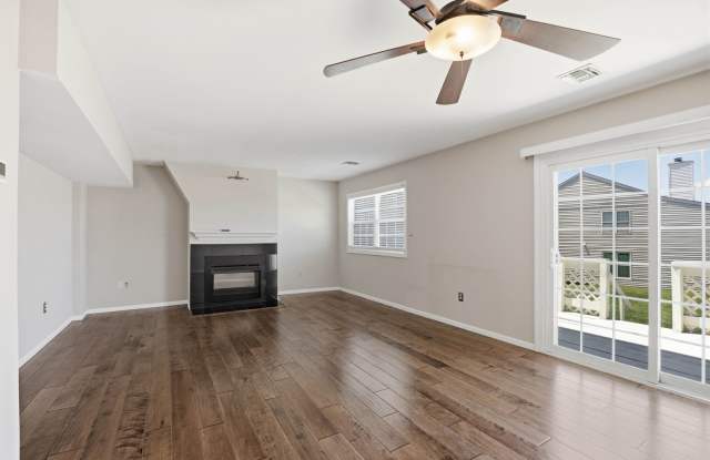 Stunning 3 Bedroom Townhome Available Now! Gallery 1