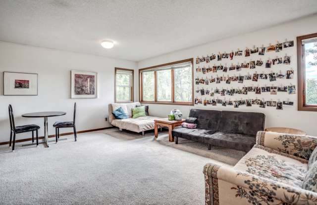 Spacious 5 Bedroom, 2 Bathroom Unit - Close to Campus! photos photos