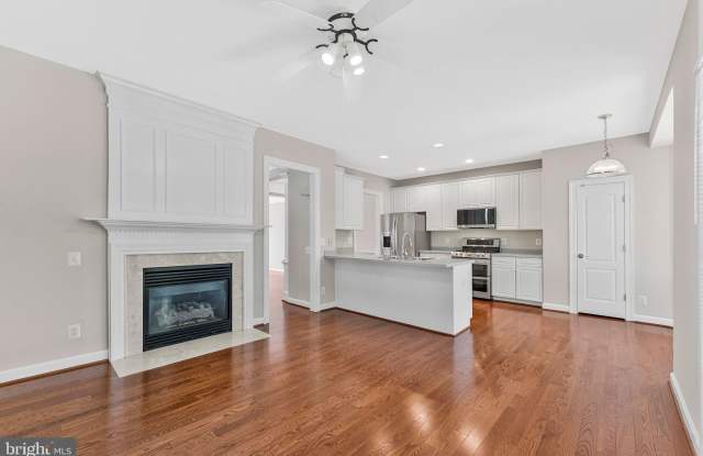 9546 LAGERSFIELD Circle Gallery 4