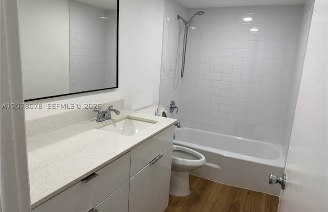 10822 N Kendall Dr Gallery 2