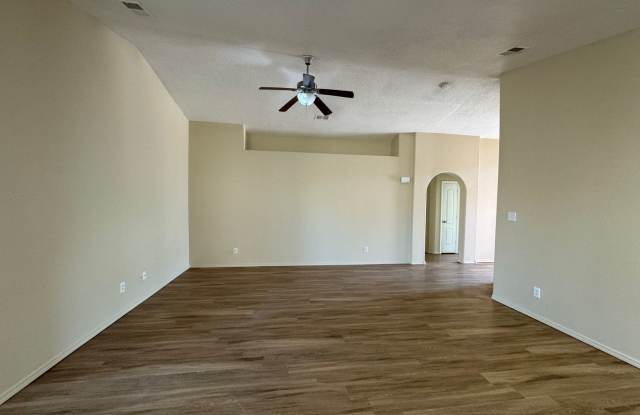 3 bed 2 bath home in Huning Ranch! MOVE IN SPECIAL 1/2 off Deposit Gallery 4