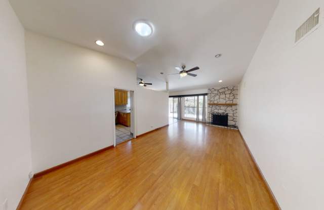 4BR/2BA house with View, private yard! Gallery 4