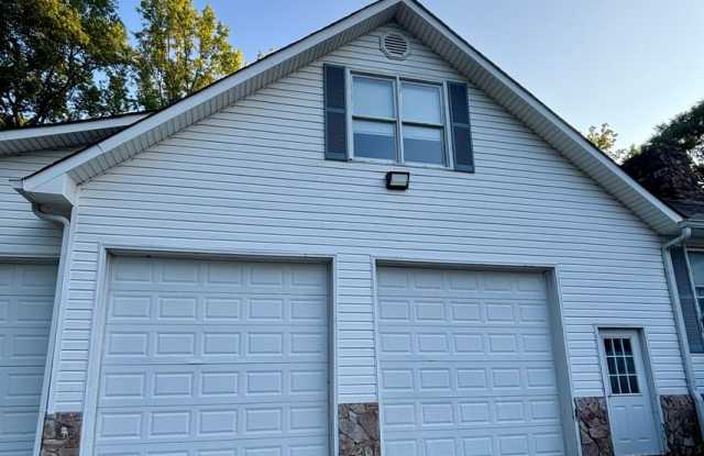180 Eastin Road: 1BD, 1BA Studio Apartment with Separate Entrance and Pool Access for rent in fabulous Fayetteville! Available NOW! photos photos
