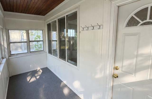 AVAILABLE SEPTEMBER!  - 2 Bed 1 Bath Home! Gallery 3