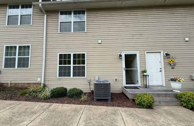 Tri level 2 bed, 2.5 bath Condo! Lakeridge School District. Gallery 4
