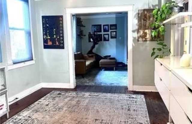 1908 BROADWAY Street Gallery 4