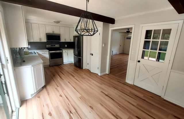 2 Bedroom 1 Bath 1025 Sqft Home Minutes to Downtown Stevensville Gallery 4