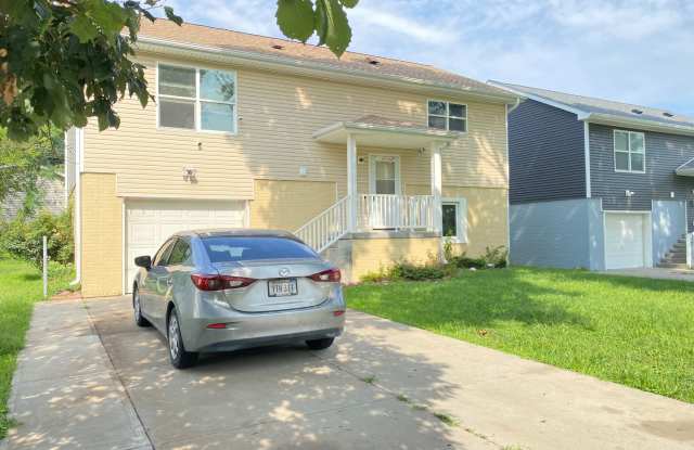 Stunning 5 bedroom, 2 bathroom house! - 2212 John A Creighton Boulevard, Omaha, NE 68111
