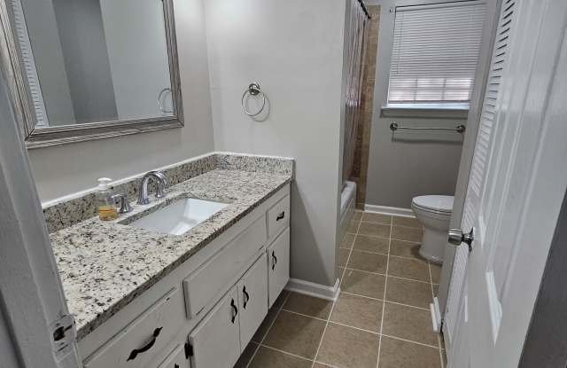 1108 Thomas Lane - A Gallery 4
