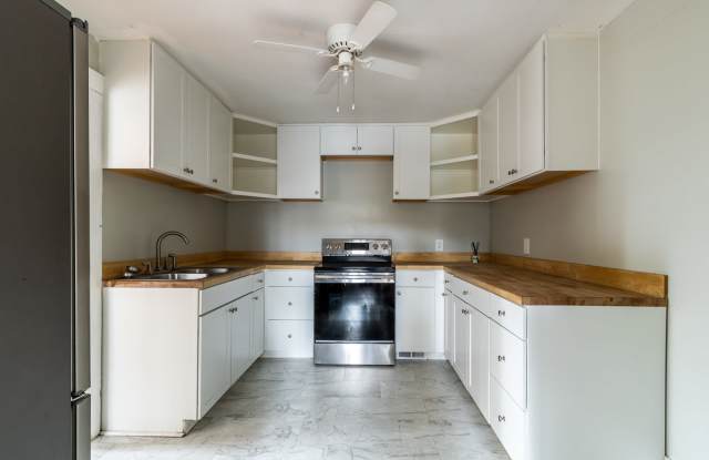 2523 Northwest 6th Street - 3 photos photos