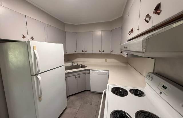 Near the University 2 bedroom Duplex With Private yard Gallery 3