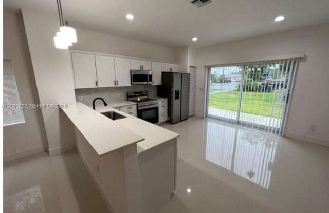 216 NW 9th Street, Hallandale Beach, FL 33009 Gallery 4