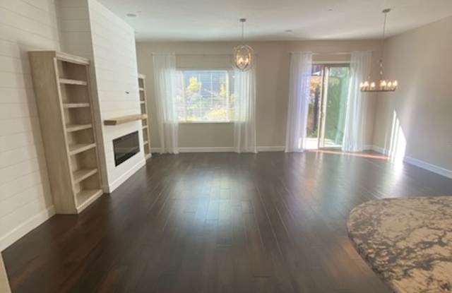 Beautiful Bright Single Story Solar Home With Whitney Ranch Pool Access Gallery 4