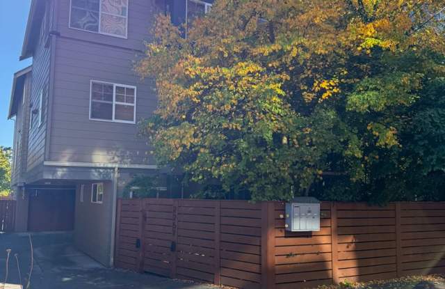 Stand-Alone Ballard Townhome with 3 En-Suite Bedrooms & A/C! Gallery 1