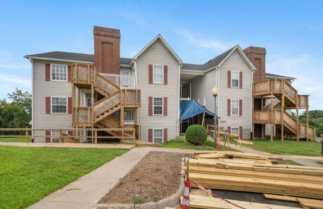 2 bedroom, 2 bathroom. Pet Friendly. Reserved Parking. - 1300 Cedar Ridge Drive, Radford, VA 24141