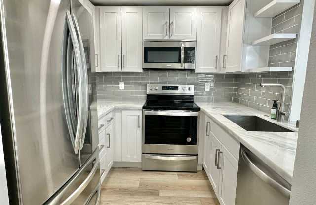 Stunning 2 bed Condo w/garage parking in North Capitol Hill! Available Now! - 2350 10th Avenue East, Seattle, WA 98102