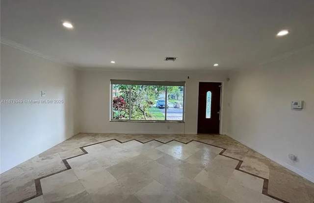 Charming 3 Bedroom 2 Bathroom House - Huge Yard Gallery 4