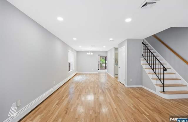 213 5th Street Gallery 3