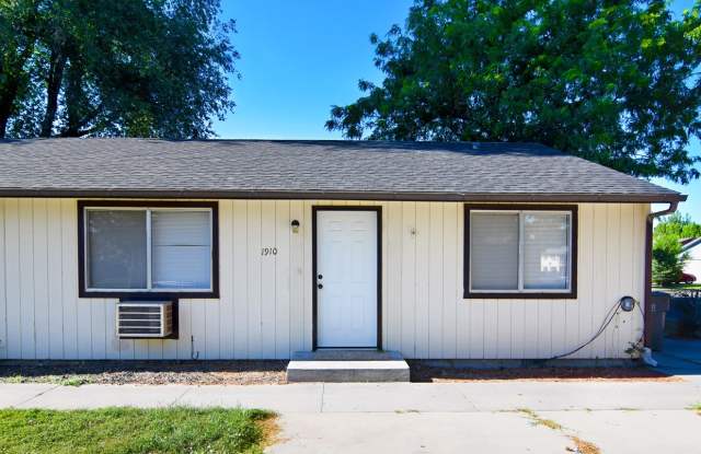 Spacious 2 Bedroom Duplex _ Pet Friendly! photos photos