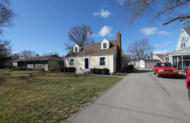 Beautiful 4-bedroom, 2-bathroom Spacious home! Original hard wood floors throughout! photos photos