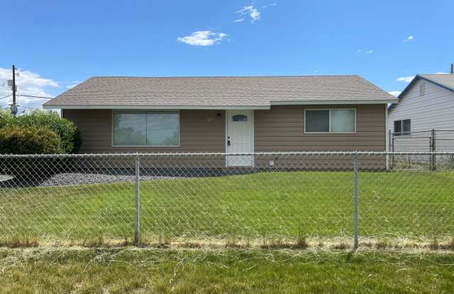 Cozy Home for Rent!! - 727 South Grand Drive, Moses Lake, WA 98837