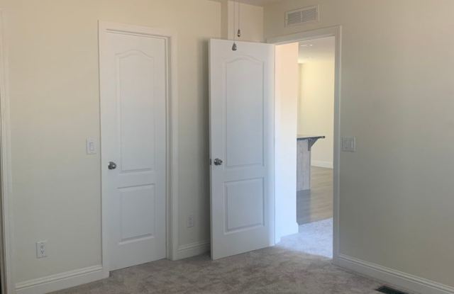 Central Paradise Location Brand Newer 3 bed 2 bath build in 2021 Gallery 4