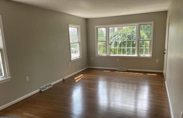 332 PARKWAY Street Gallery 2