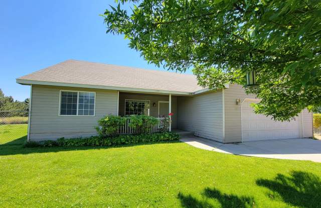 Home for Rent in Country Setting - 91503 East 83 Pr Southeast, Benton County, WA 99338