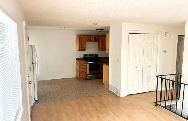 3 Bed / 2 Bath Half Duplex Near Valley Fair Mall — Fenced Yard & Carport Gallery 3