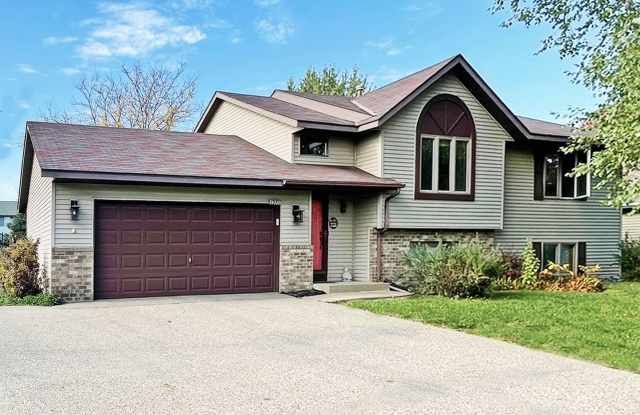 Newly Redone Spacious 4 Bedroom 2 Primary Suites Fireplace Gallery 1