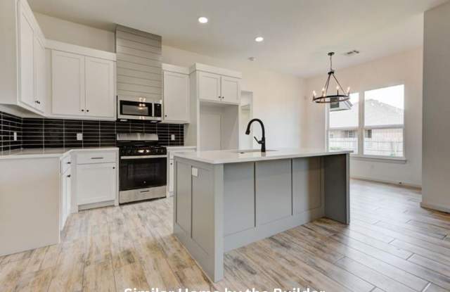 Beautiful! 4-Bed Home in Mustang Gallery 3