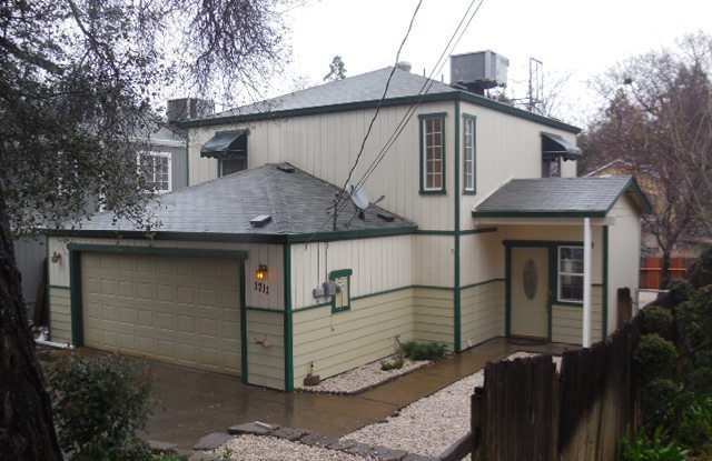 TWO STORY 3 BED 2.5 BATH HOUSE IN SHASTA LAKE CITY Gallery 3
