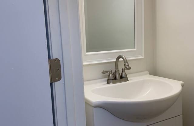 2 Bedroom 1.5 Bath Townhouse Gallery 4