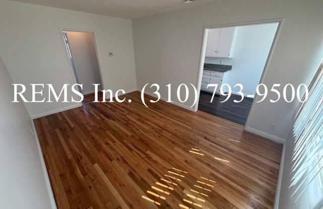 Remodeled Upstairs Apartment with A/C & Garage Parking Gallery 2