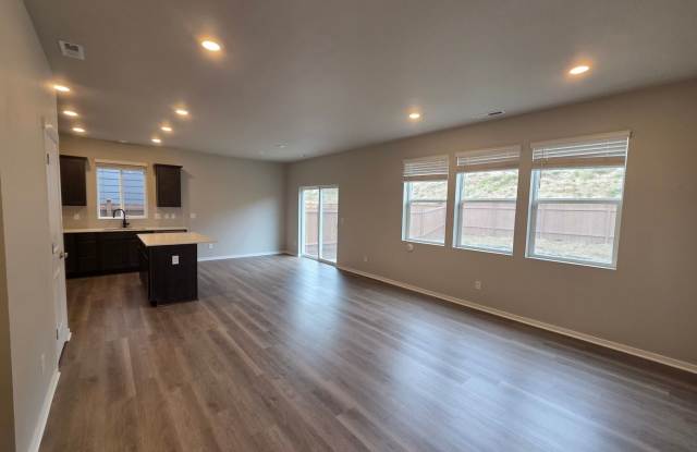 Stetson Heights 4 Bedroom! Available Now! $500 Off 1st Month! Gallery 4
