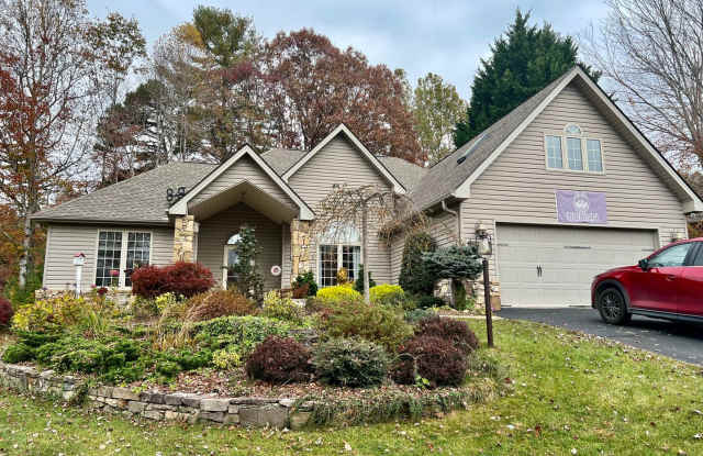 Large 3 Bedroom House in Gated Cummings Cove Community!! - 113 Fairway Knoll Drive, Etowah, NC 28739
