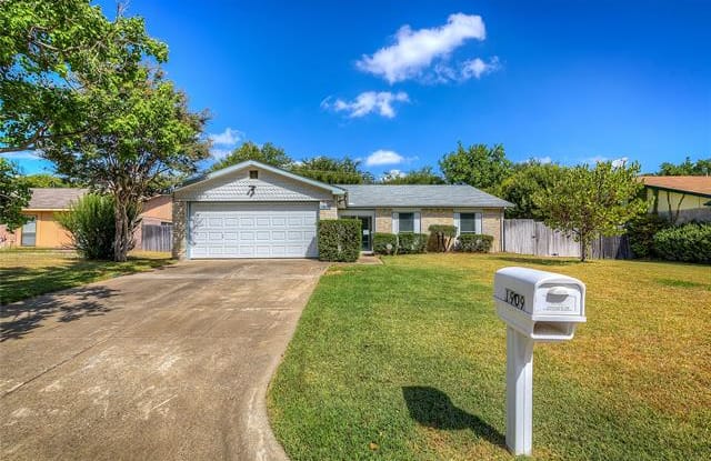 1909 Sabine Pass Lane - 1909 Sabine Pass Lane, Arlington, TX 76006