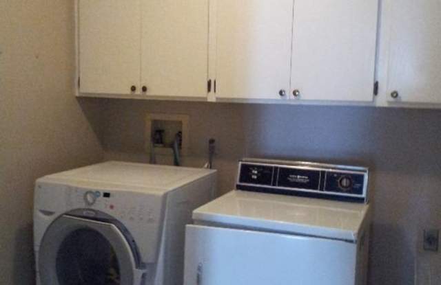 Woods Edge End Town Home with 2 Car Garage - Rent TBD Gallery 4