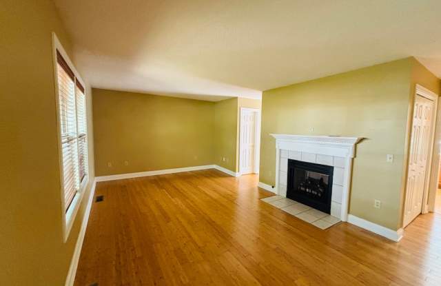 3 Bedroom 3.5 Half Bath Townhouse Gallery 4
