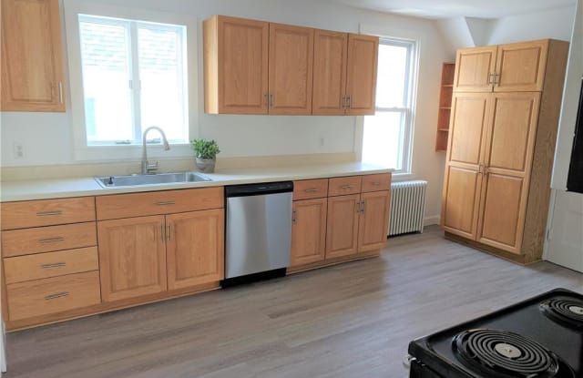 27 Dean Avenue - 27 Dean Avenue, Newport, RI 02840