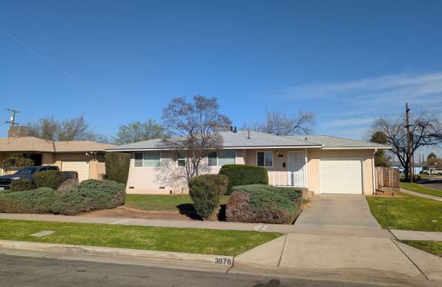 Updated 3 bedroom 2 bathroom home with large backyard, corner lot, close to shopping and schools + plenty of nice amenities. - 3876 North Pleasant Avenue, Fresno, CA 93705