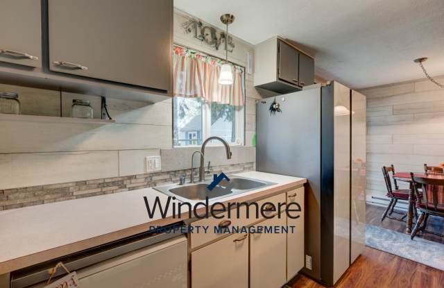 Fully-Furnished Cozy 3 Bedroom Home - (Short term-6 month lease only) Gallery 4