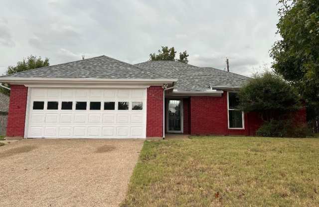 Welcome to this inviting 3-bedroom, 2-bathroom home in the heart of Cleburne, perfectly suited for families seeking comfort and convenience. photos photos