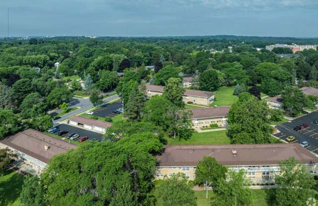 Charming 2-bedroom + den apartment in Prime Location!   Gallery 3