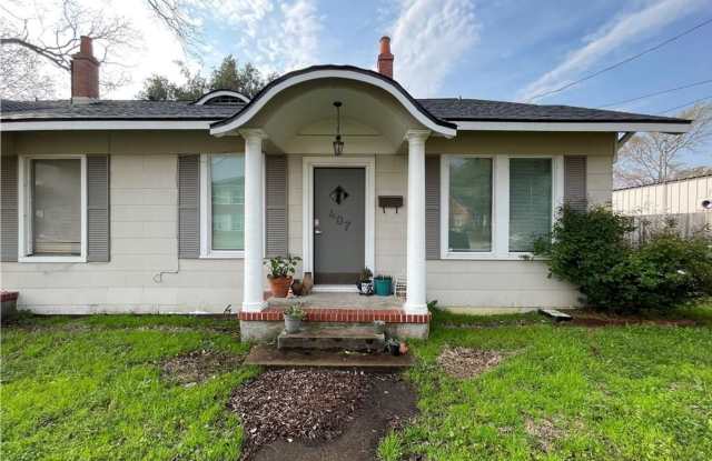 AUG 2026 PRE-LEASE! Charming 2 Bed/1 Bath Duplex - 409 East Pease Street, Bryan, TX 77803