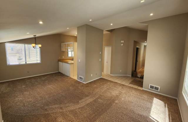 2 Bedroom Condo in UTC with Garage Gallery 3