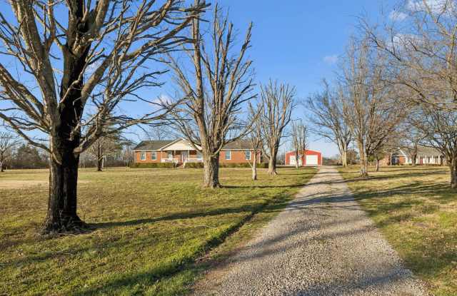 FOR LEASE- SINGLE-FAMILY HOME ON APPROXIMATELY 1.5 ACRES IN GALLATIN! photos photos